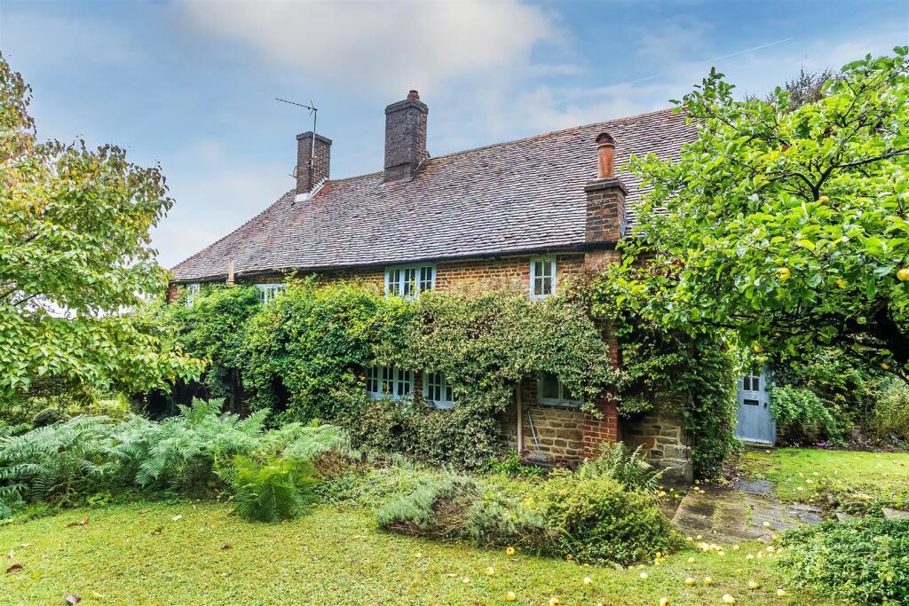 Main image of property: Trevereux Hill, Limpsfield Chart