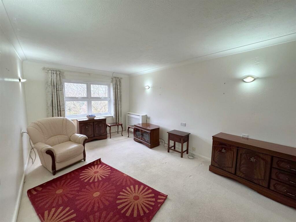 Apartment in Eastbourne, East Sussex - View 2