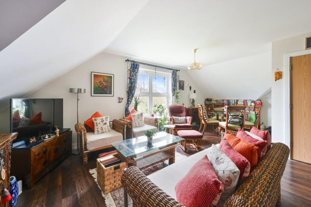 Richmond Crescent, Epsom - View 2