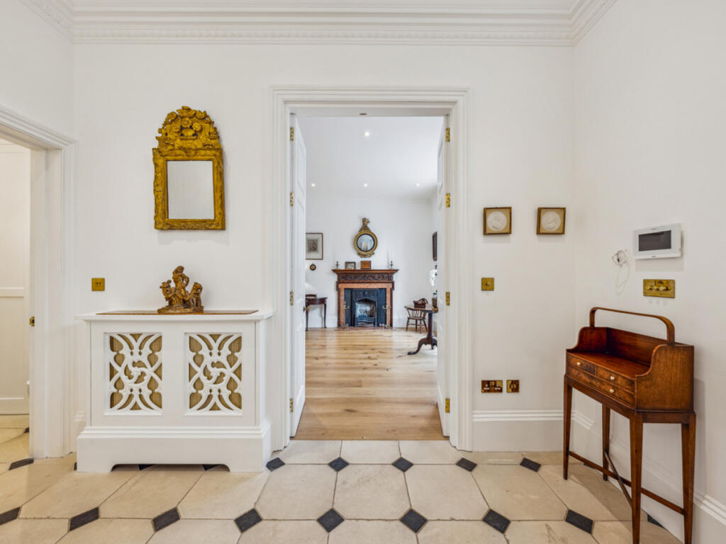 House in London - View 2