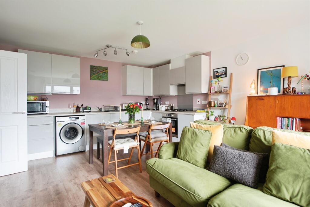 Somerville Crescent, Redhill photo 4