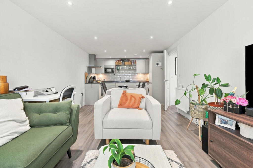 Apartment in Southend-on-Sea, Essex - View 4