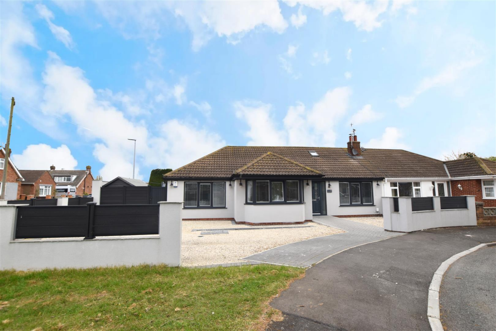 3-bed semi-detached on Chapman Crescent, Humberston, Grimsby, £255,000
