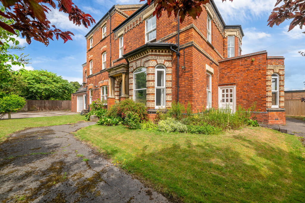 The Grove, Lincoln, Lincolnshire, LN2 1RG photo 3