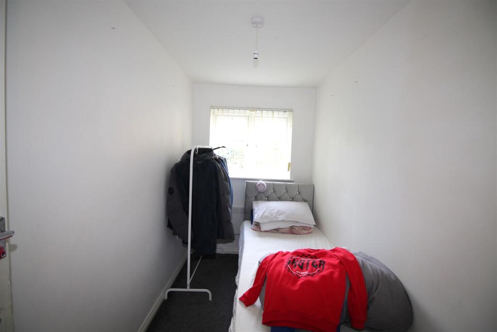 4 Larch Gardens, Manchester photo 4
