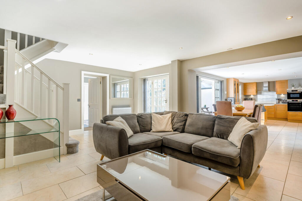 House in Gloucester - View 5
