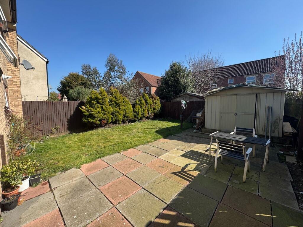 Loxwood Close, Feltham, TW14 photo 2
