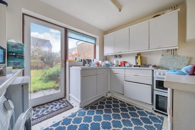 Holliers Crescent, Middle Barton, Chipping Norton photo 2