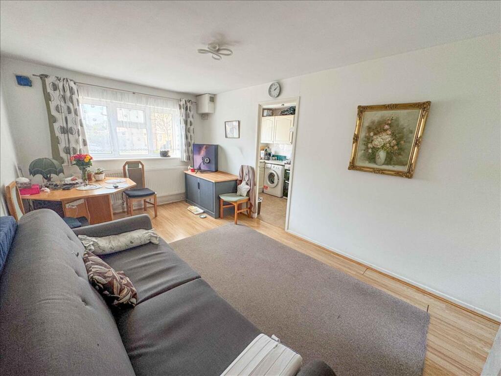 Dickenson Road, Hanworth, Middlesex, TW13 photo 4