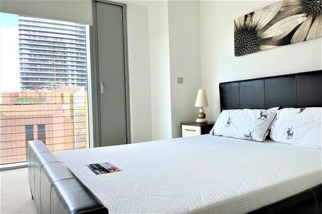 Main image of property: Landmark East Tower, E14