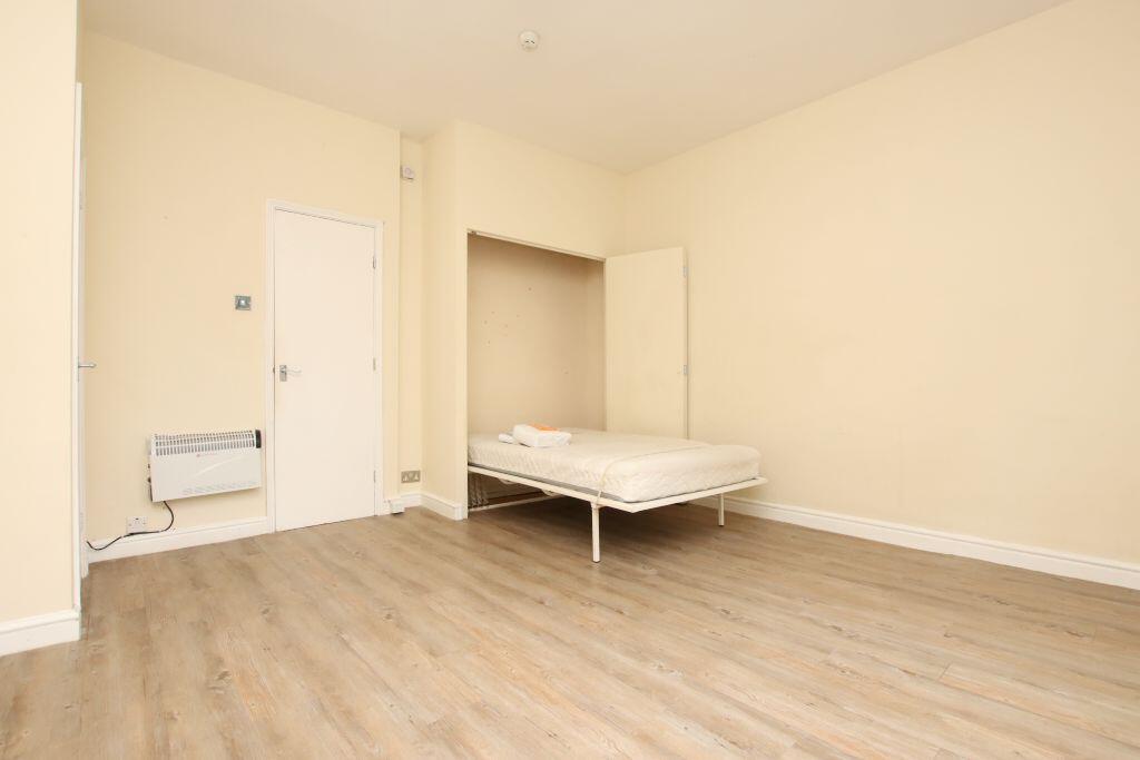 Apartment in Bath, Walcot - View 2