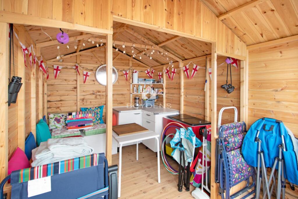 2ND Row Low Wall Beach Hut photo 3