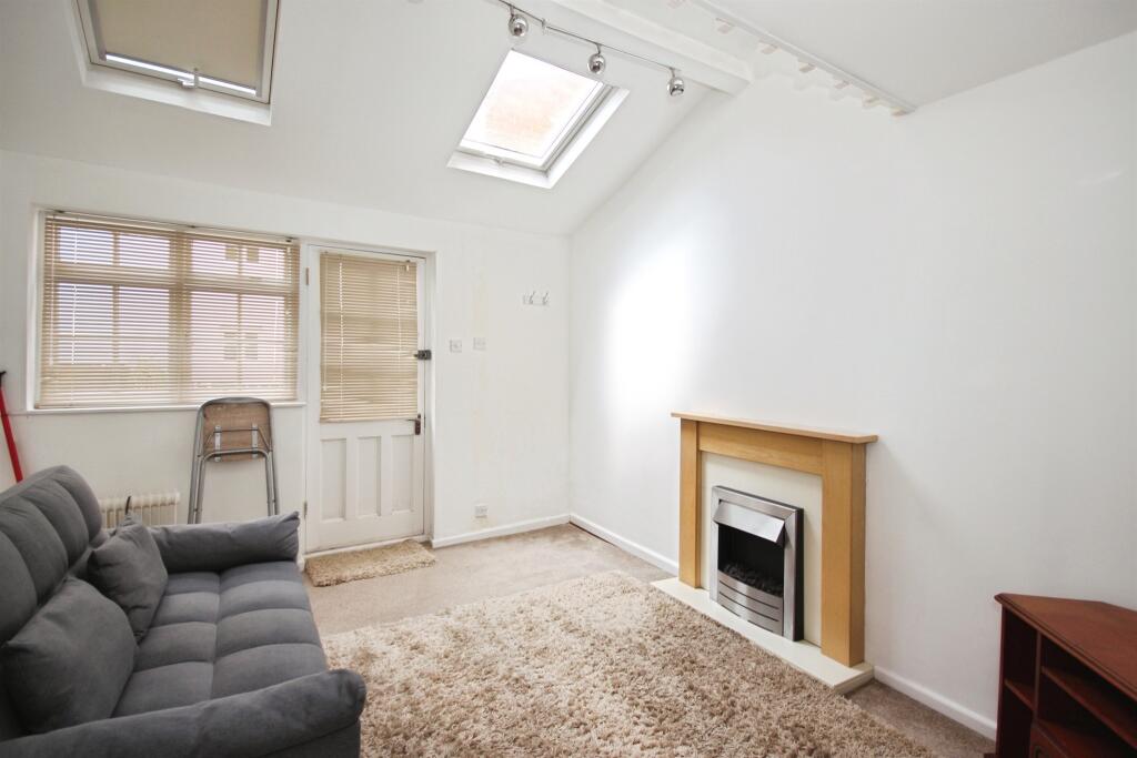 Apartment in Warwick, Royal Leamington Spa - View 3