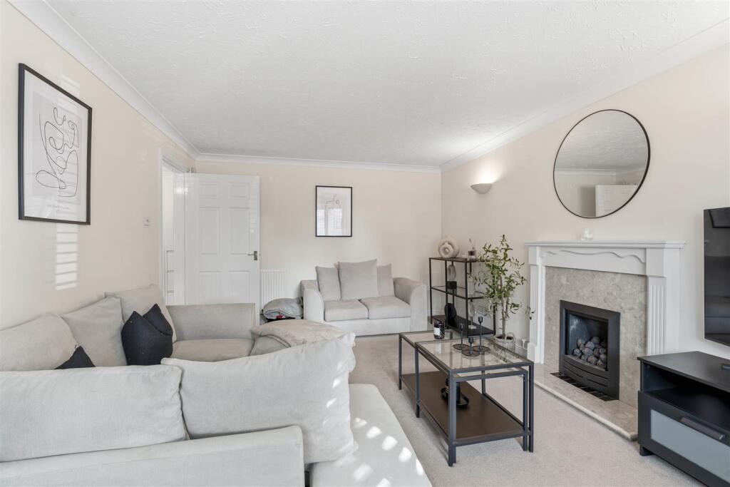 Whitehead Drive, Wellesbourne, Warwick - View 3