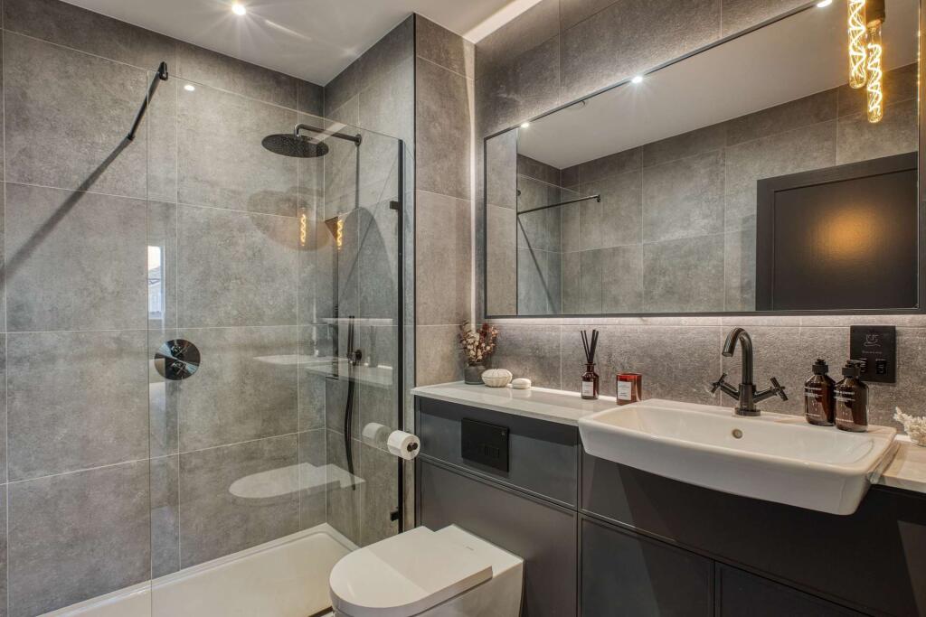 4-bed house on Greater London (Region) EN4 0PS Barnet, GBR, £1,660,000