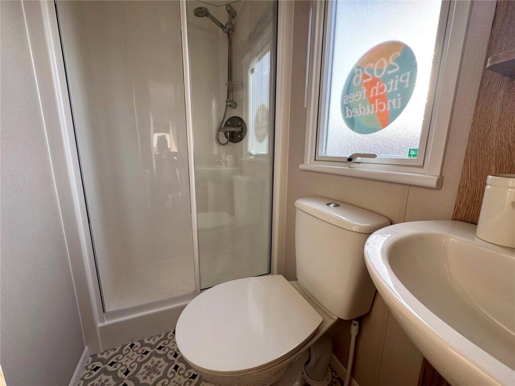 The Crescent, Naish Hoburne, Barton On Sea, Hampshire, BH25 photo 5