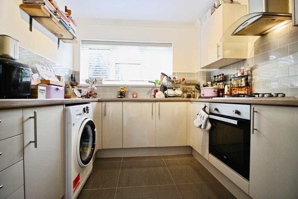 Apartment in Cardiff, Pentwyn - View 3
