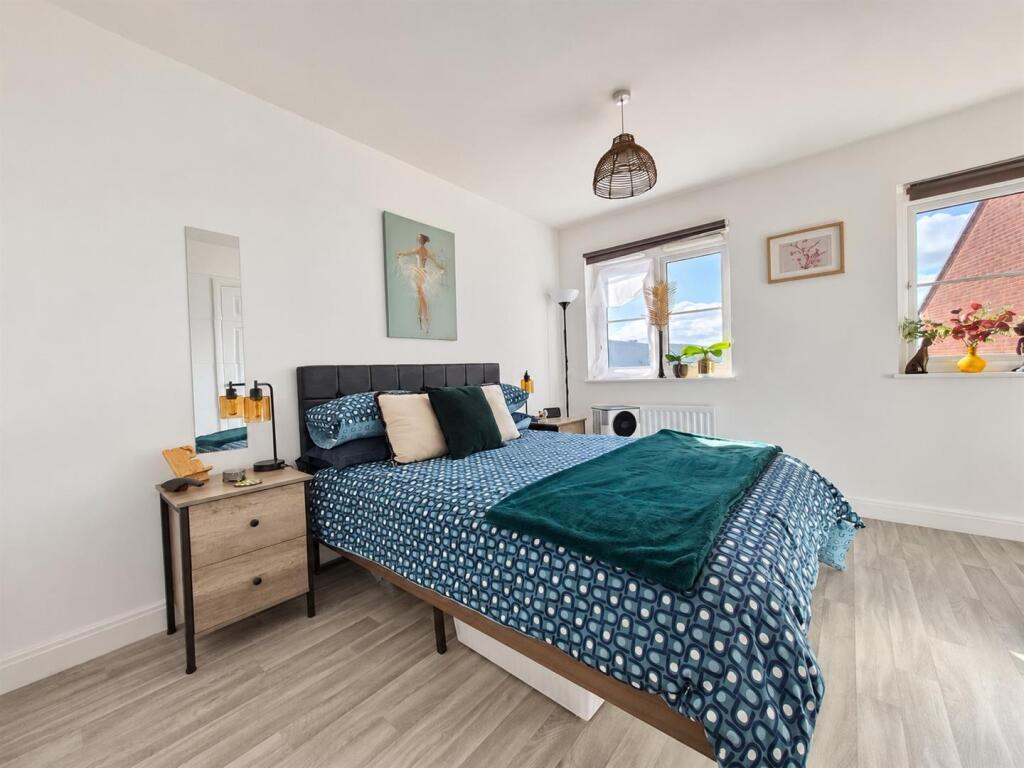 House in Stroud, Great Oldbury - More