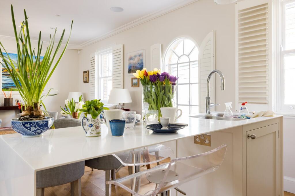 3 bedroom mews property for rent