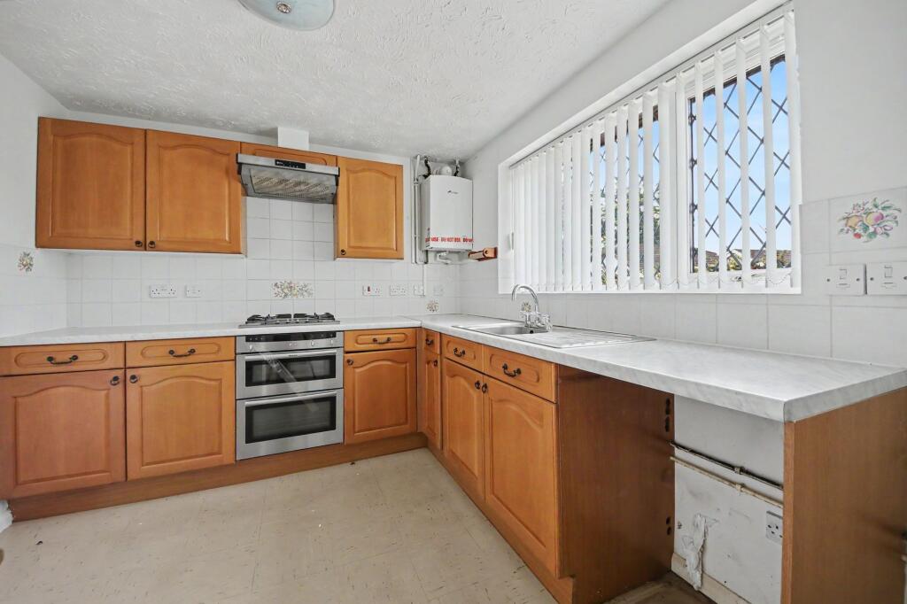 Garratt Close, Hedge End, SO30 photo 2