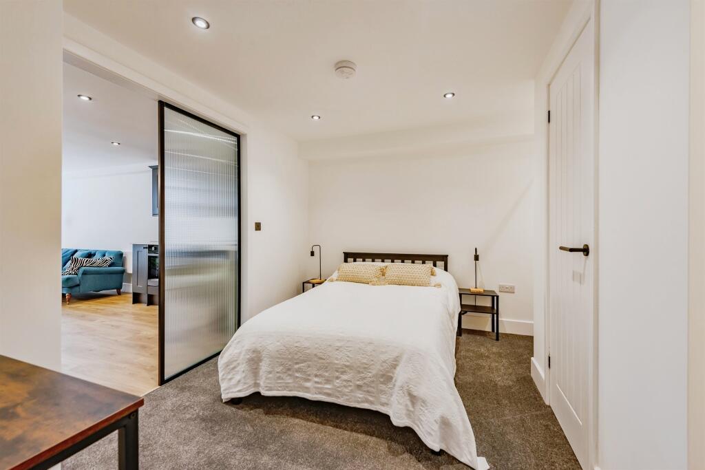 Apartment in Redhill, Reffles Bridge, Earlswood - More