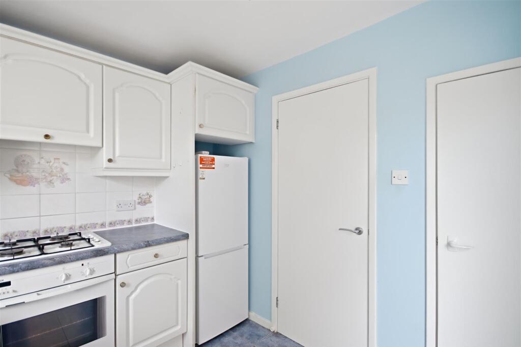 Heather Close, Calow, S44 photo 4