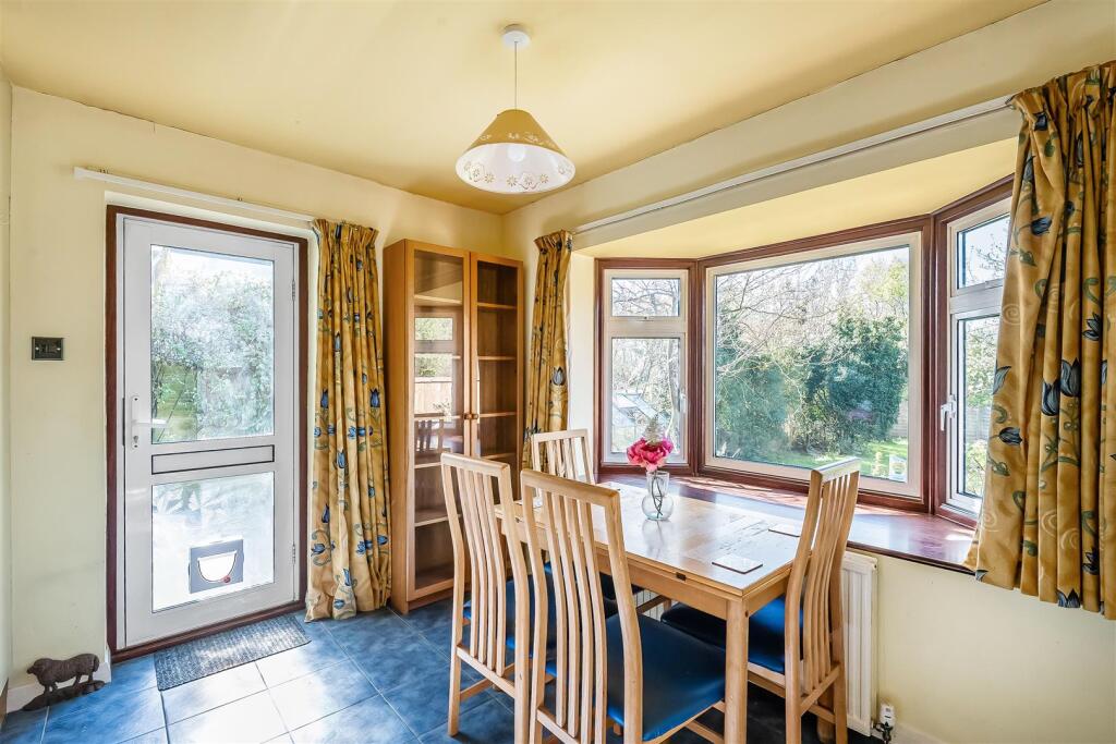 Randalls Road, Leatherhead, KT22 - More