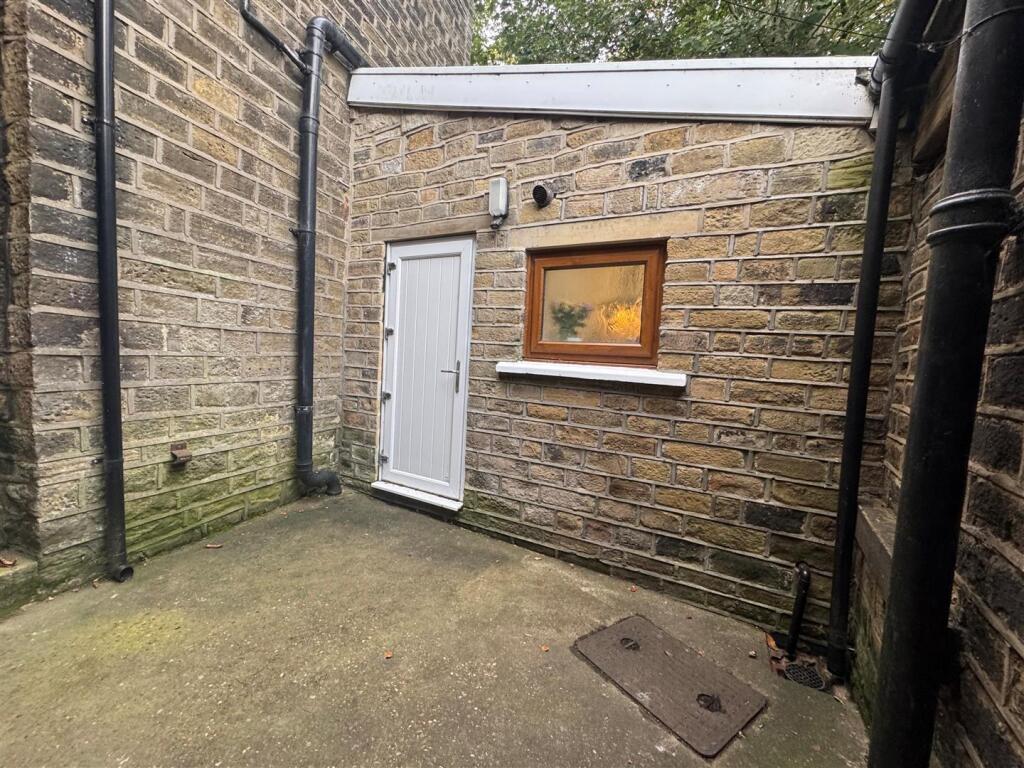 House in Huddersfield - View 4