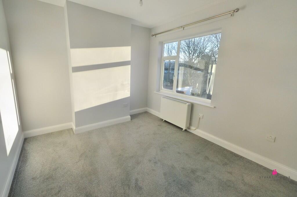 Apartment in Southend-on-Sea - More