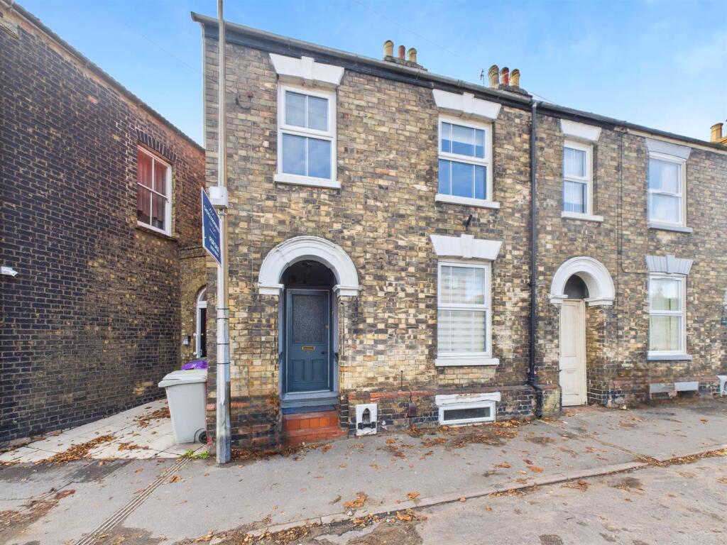 4-bed terraced on Newbridge Hill., Louth, £189,950