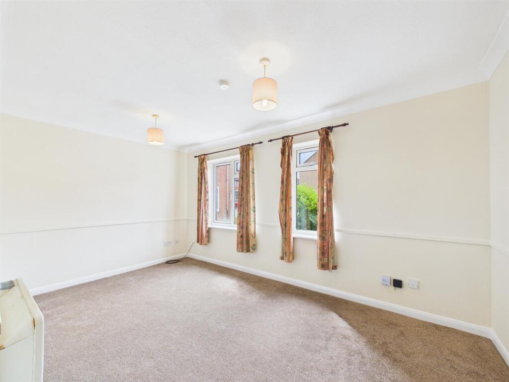 Langstone Court, Cleveland Park, Aylesbury photo 3