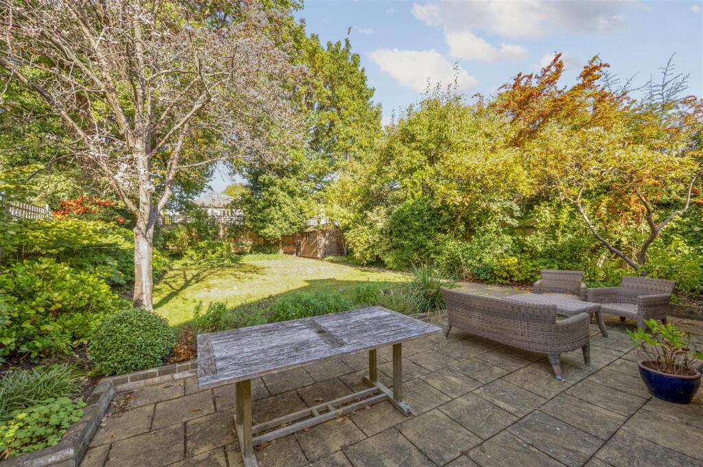 House in London, Cottenham Park, Raynes Park - View 3