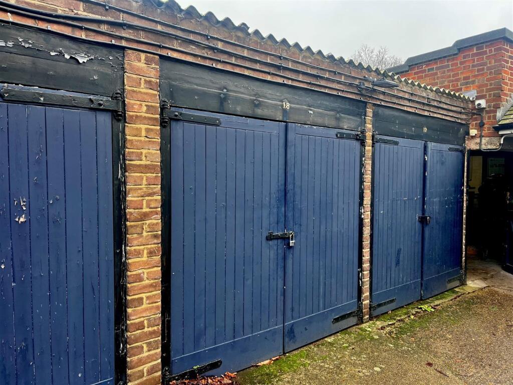 Studio parking on St Leonards Road, East Sheen, SW14, £40,000