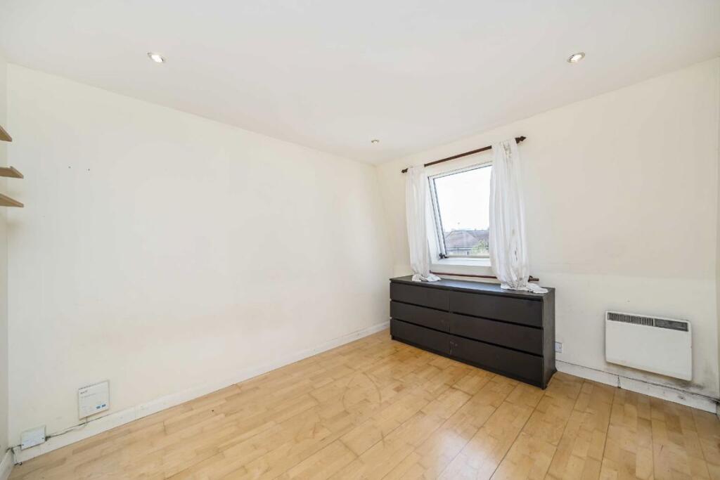 Apartment in London, Fallow Corner - View 3