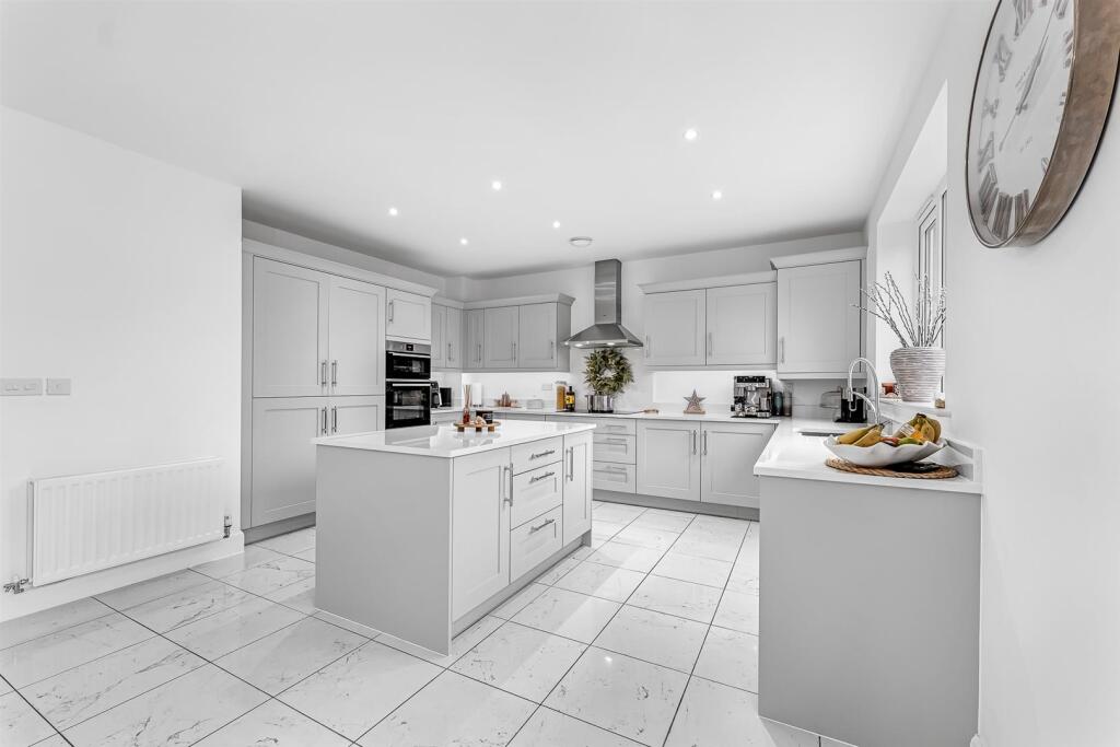 Skylark Road, Brimington, Chesterfield photo 2