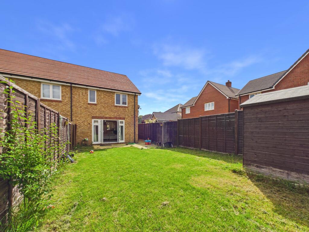 House in Winnersh, Sindlesham - More