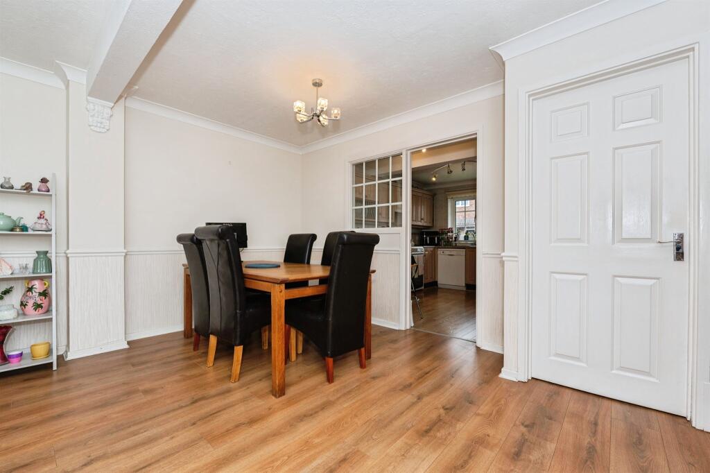 House in Grays, Little Thurrock - More