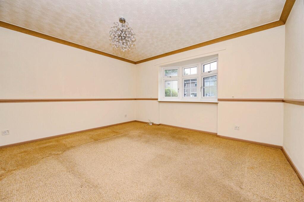House in Hemel Hempstead - More