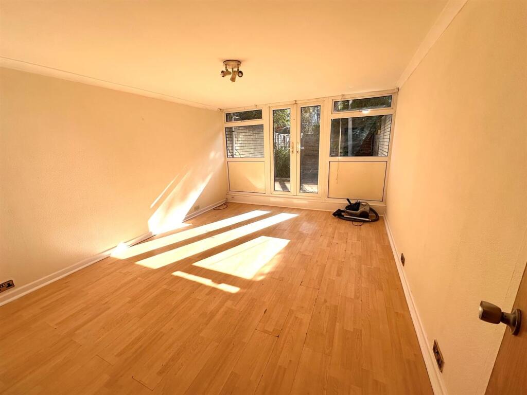 House in London, Cowley - More
