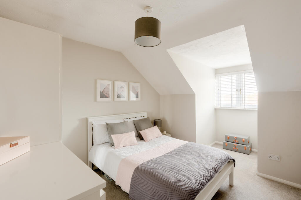 Paddock Close, Bradley Stoke, Bristol photo 3