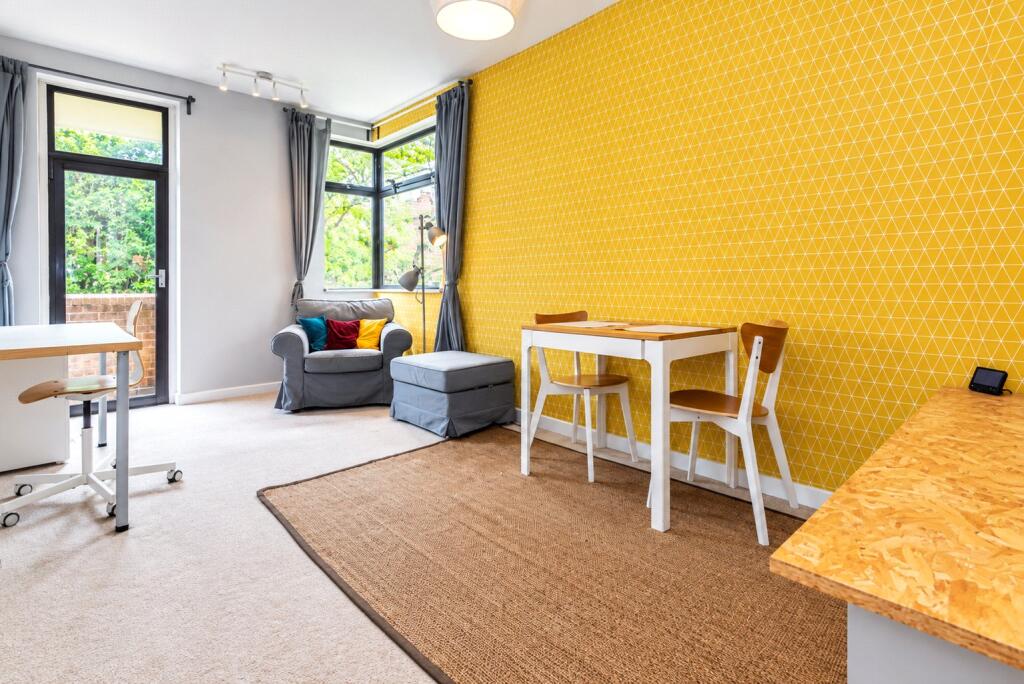 Main image of property: Spacious & Quiet Oxford City-Center Flat