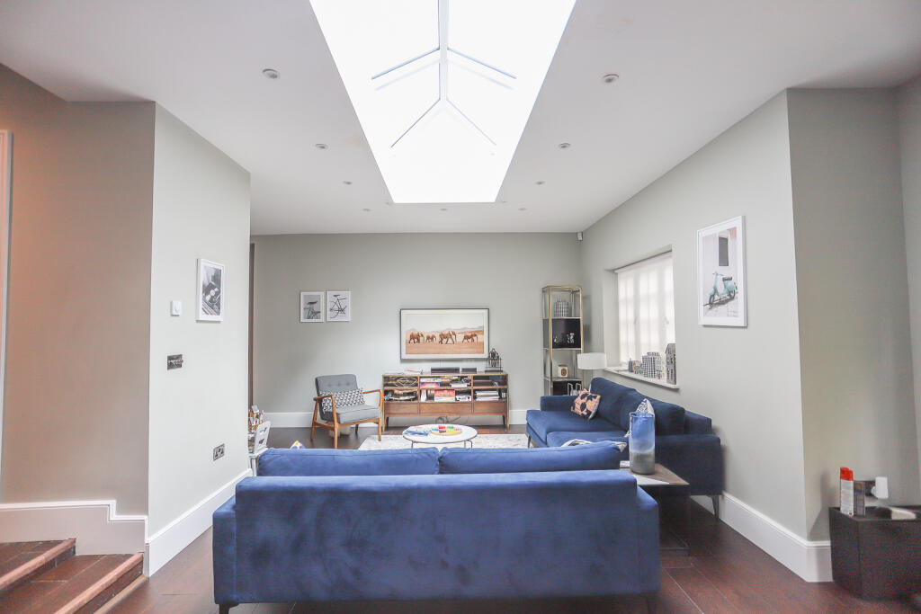 Lavershott Hall, Windlesham, Surrey, GU20 6LE photo 2