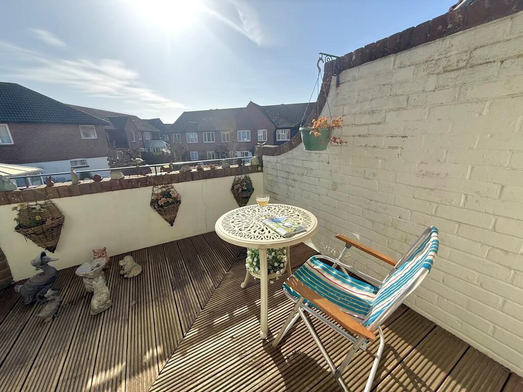 The Leas, Rustington photo 4