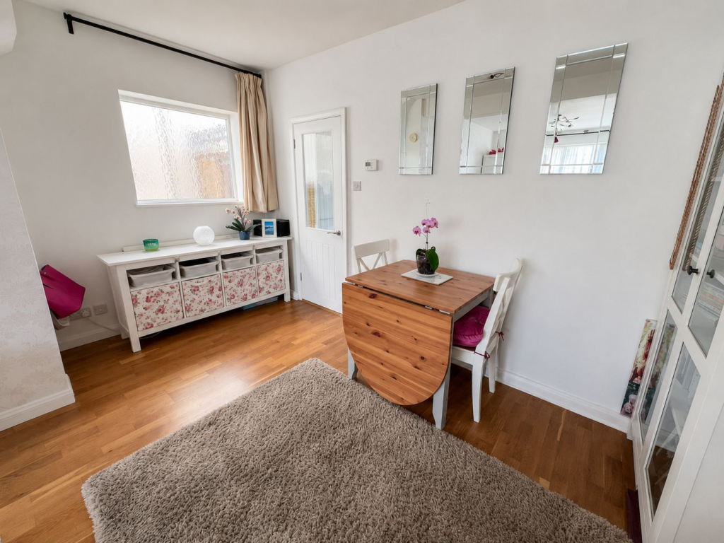 House in Kingston upon Thames - More