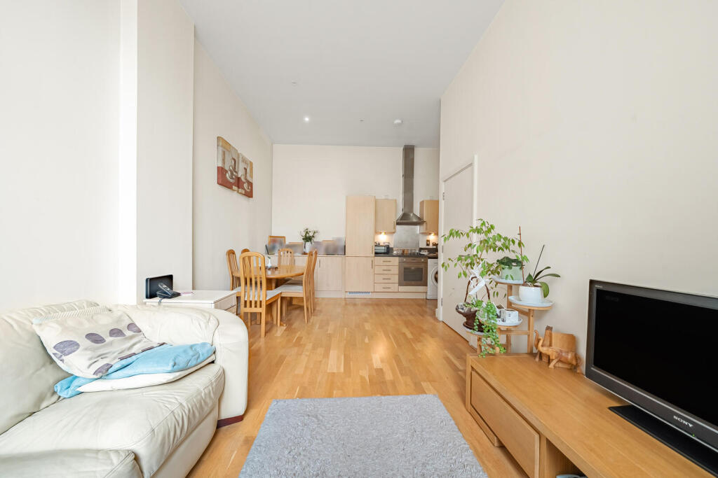 Apartment in Runnymede, Chertsey - More