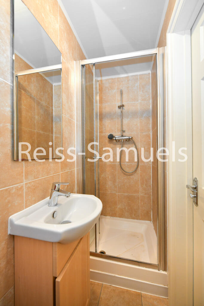 6 bedroom semi-detached house for rent