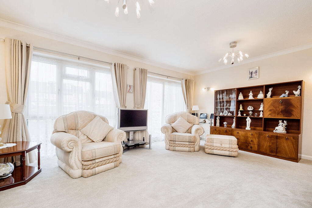 House in London, Collier Row - More