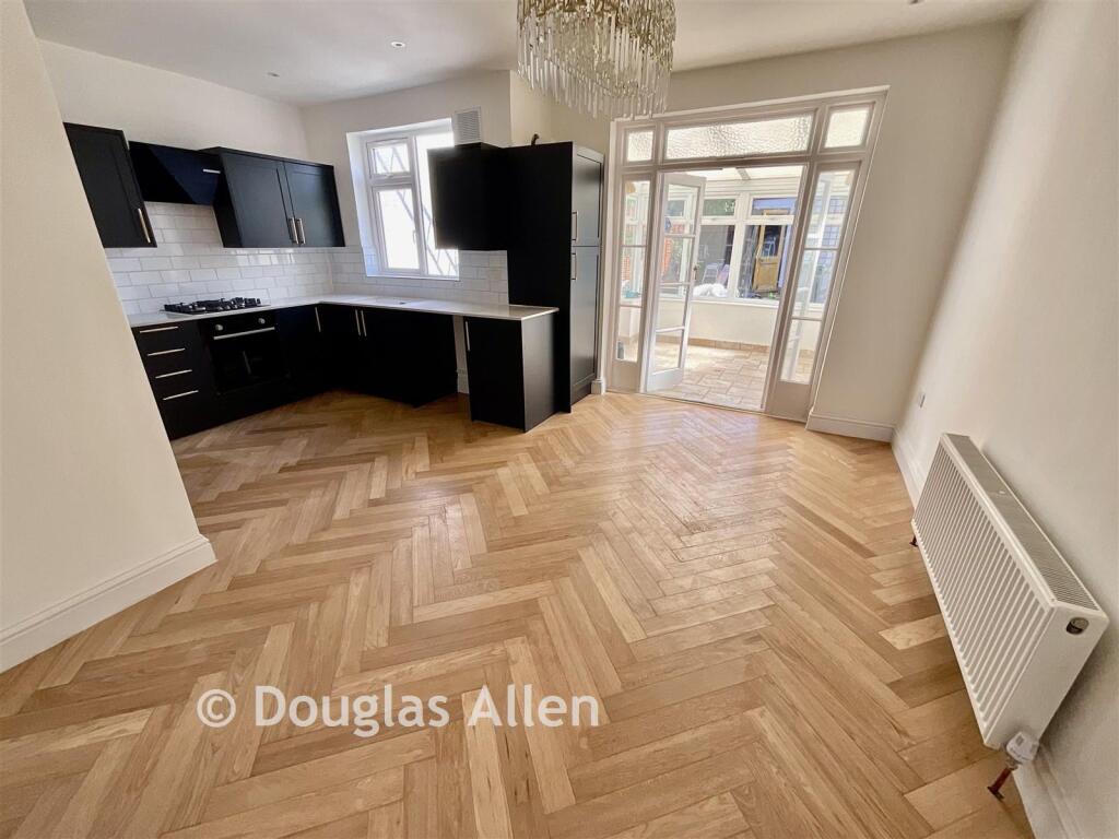 House in London, Chingford Mount, Highams Park - View 5