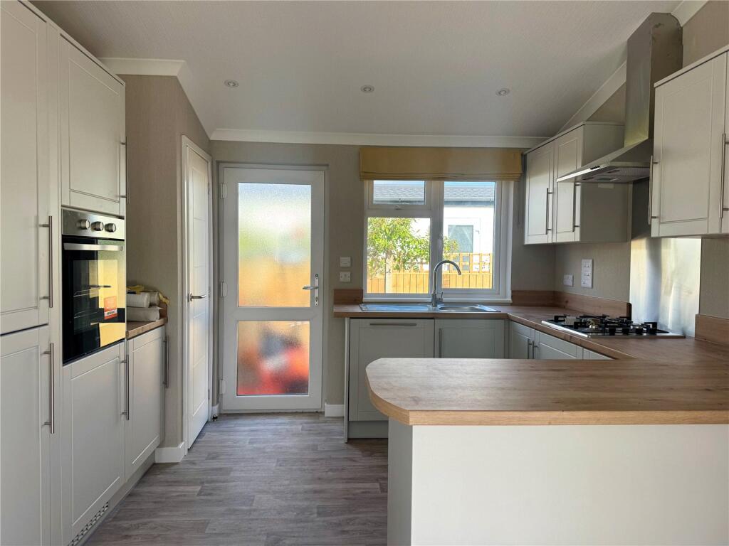 Westwoods Park, New Milton, Hampshire, BH25 photo 3