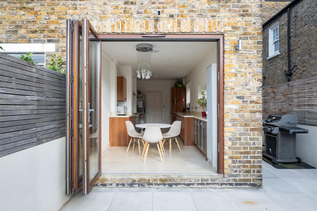 House in London, Brondesbury Park, Brondesbury - More